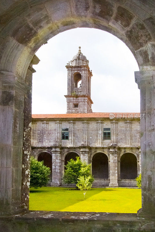 Santa María de Armenteira修道院教堂回廊，加利西亚，西班牙。